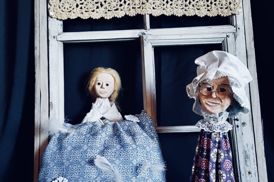 Frau Holle- Frau Holle und Mädchen am Fenster- Puppentheater